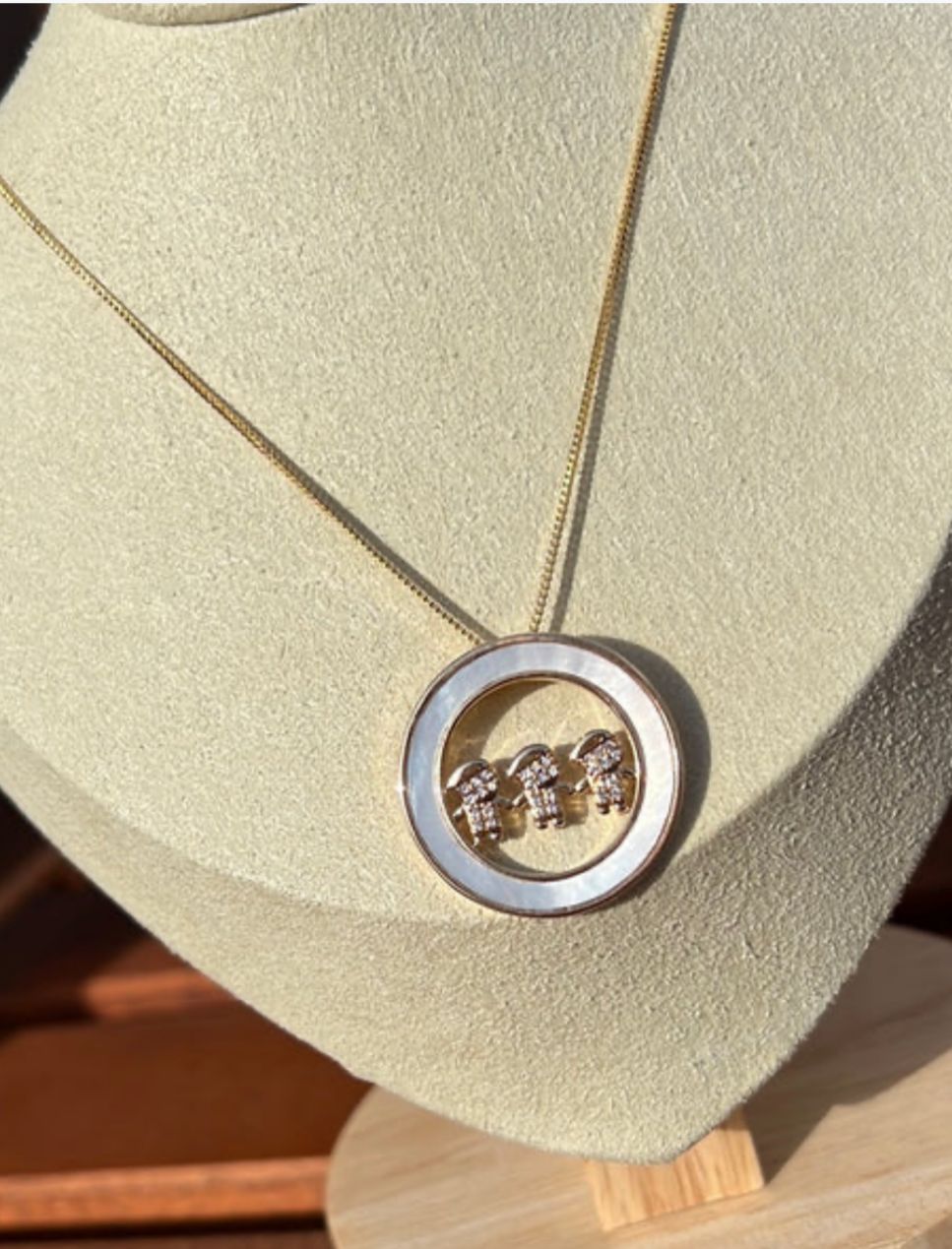 Colar Três Meninos Linda